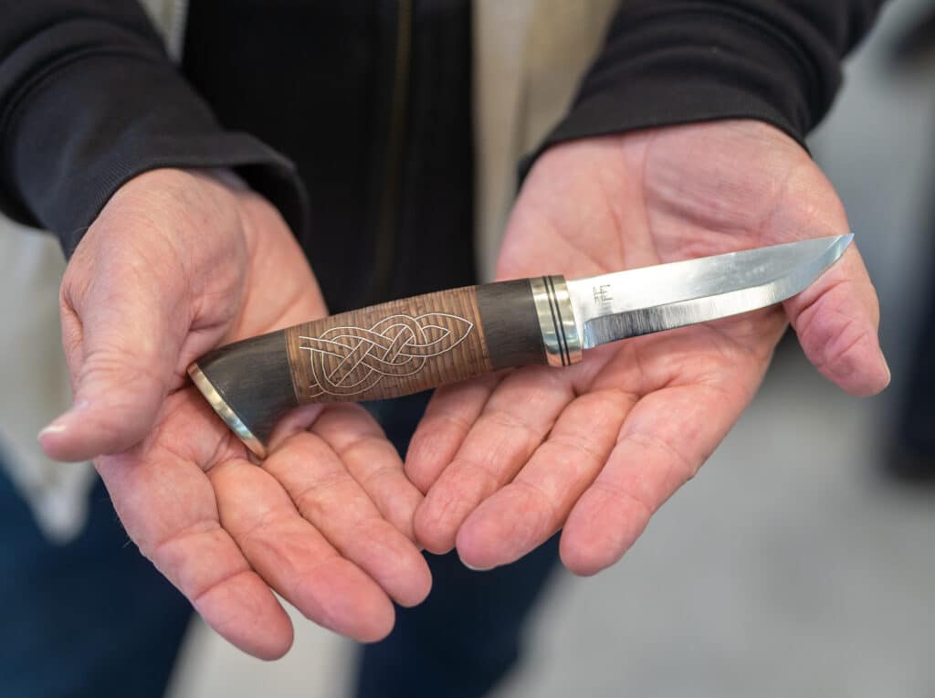 Puukkoseura puukko kädessä
